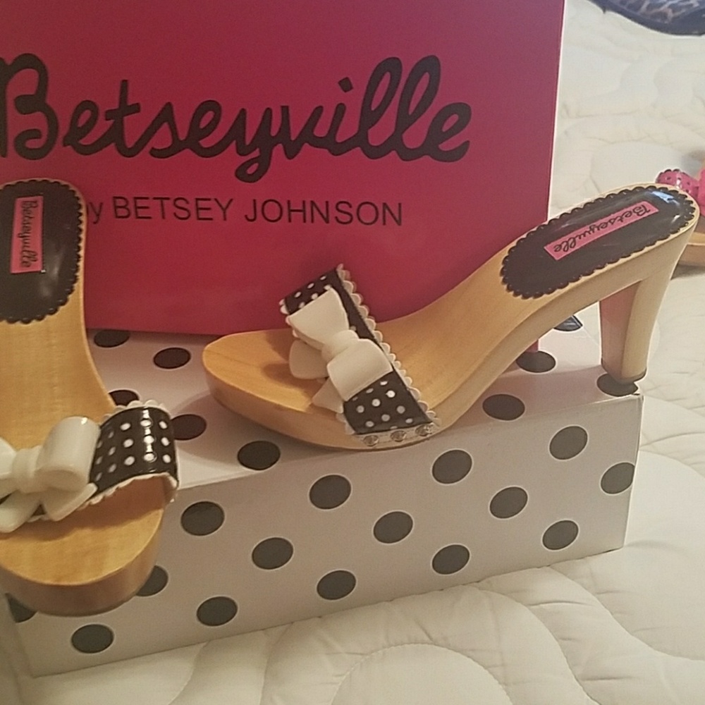 Betsey Johnson black and white plastic bow heels